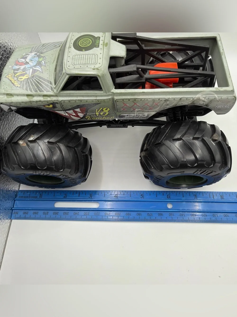 Hot Wheels ~ Monster Jam Truck ~ V8 BOMBER 1:24 scale